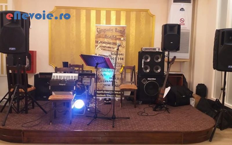 4divertisment-evenimente-formatie-muzicala-organizari-evenimente--formatia-simp.png