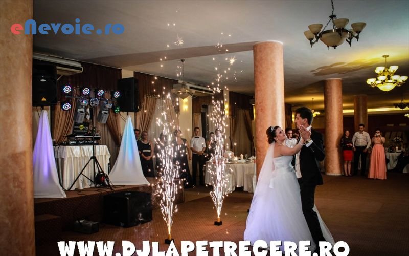 ursitoare-divertisment-evenimente-petreceri-tematice-dj-photobooth-fum-greu-gheata-carbonica-sonorizare-si-lumini-video-foto-organizari-evenimente--office-8228-685.png