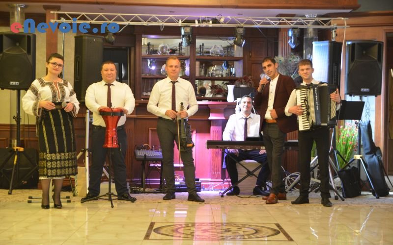 2divertisment-evenimente-formatie-muzicala-organizari-evenimente--tragudis-bando.png